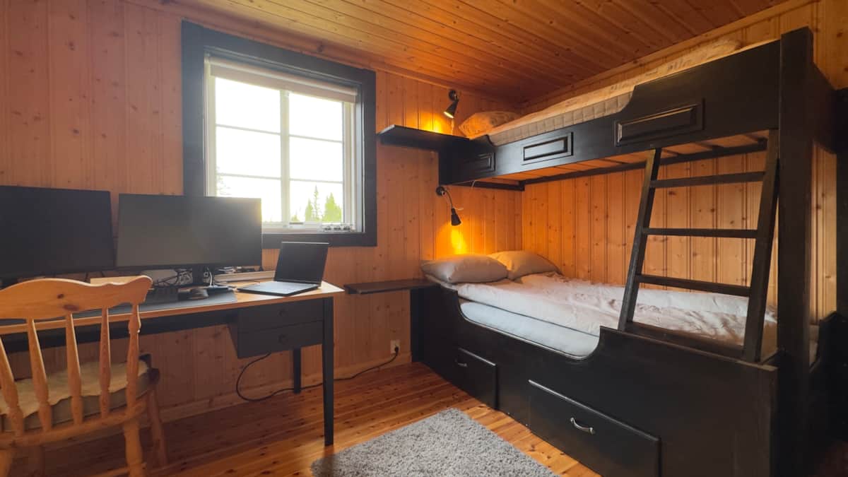 Soverom 2 med familiekøye og hyttekontor